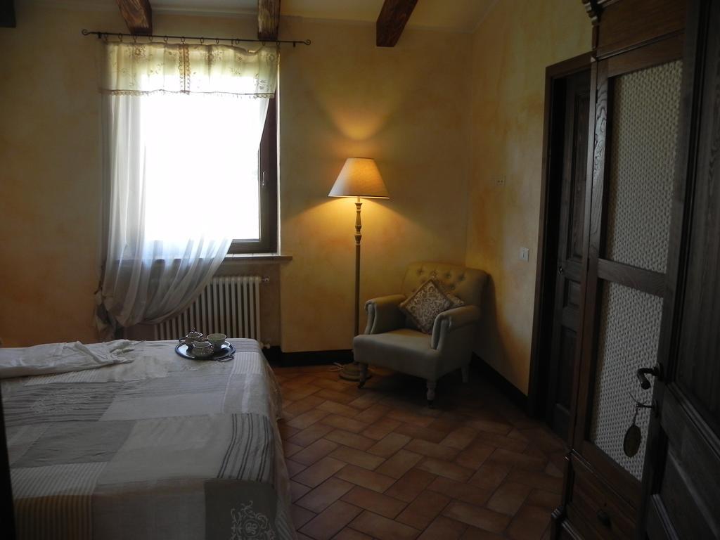 Agriturismo Sugheretello Semproniano Habitación foto
